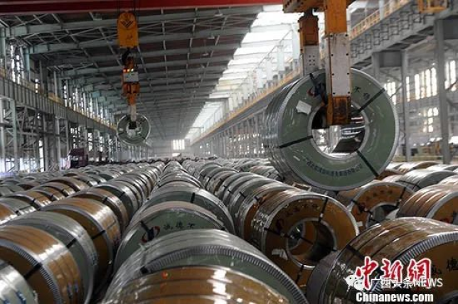 11月13日,广西北海诚德集团。该公司生产的不锈钢产品,是广西钢铁企业所生产的产品中的高端产品,已打入国际市场。广西工业在新中国成立时几乎是空白,广西壮族自治区成立60年来,在中央的支持下,广西钢铁产业产品从低端到高端,成功打入国际市场。 <a target='_blank' href='//www.chinanews.com/'>中新社</a>记者 蒋雪林 摄
